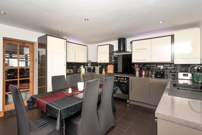 Kitchen/ Dining Room