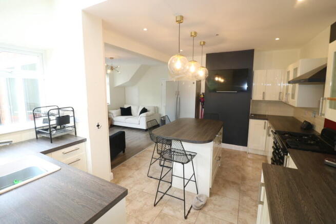 3 bed Semi-Detached to rent Image 11