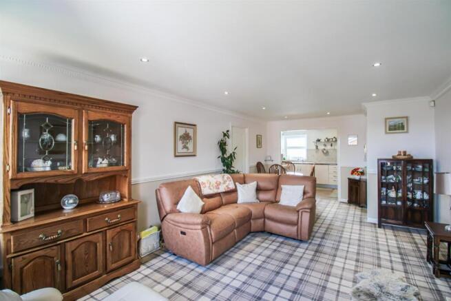 LOUNGE DINING ROOM