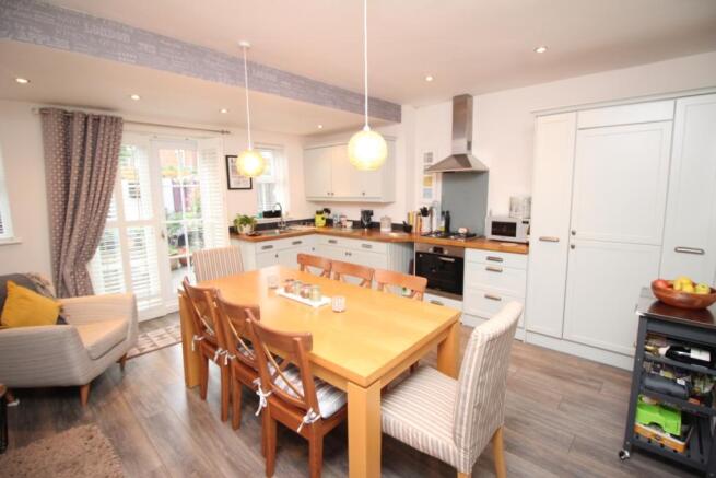 Kitchen / Dining Roo