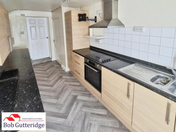 MODERN FITTED KITCHEN