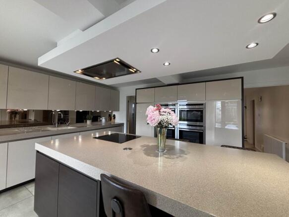 5 bed Detached for sale Image 11