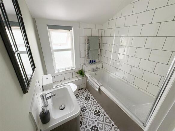Bathroom (2).jpg