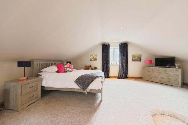 5 bed Detached for sale Image 9