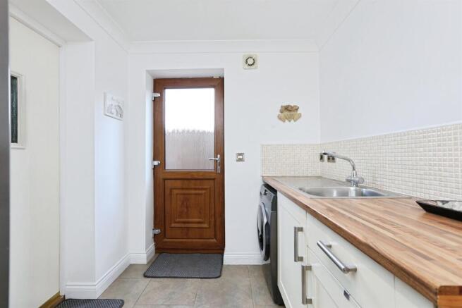 6 bed Detached for sale Image 8
