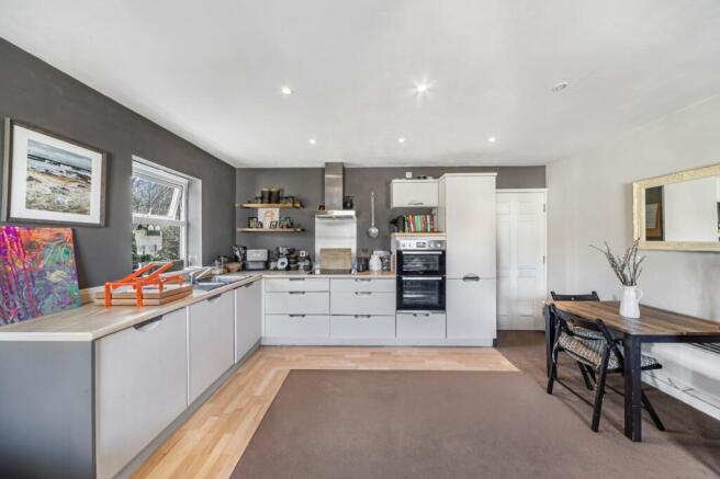 2 bed Apartment for sale Image 4
