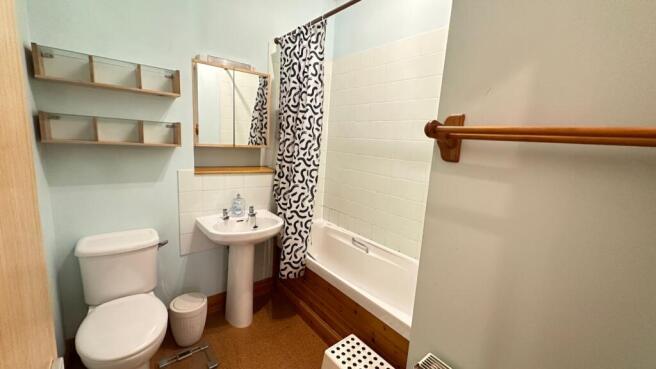 1.1 28 gardner st Bathroom