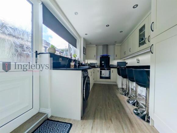 5 bed House for sale Image 9
