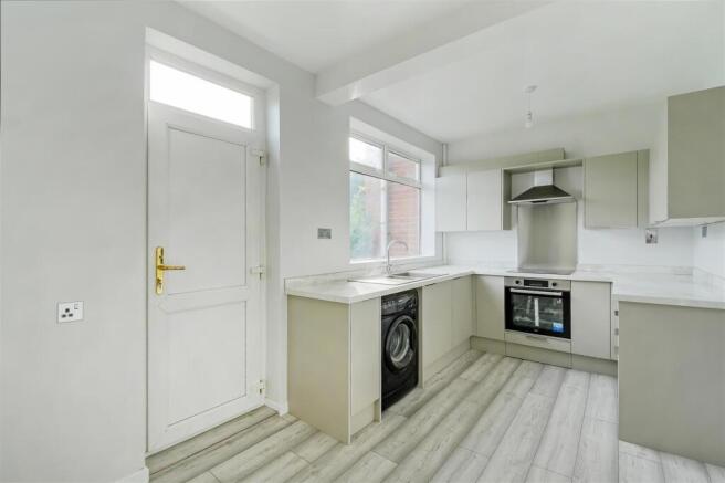 2 bed End of Terrace to rent Image 4
