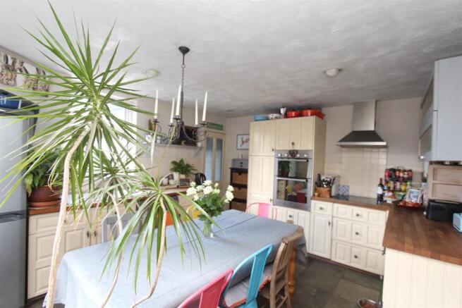 4 Spencer Ave kitchen1.jpg