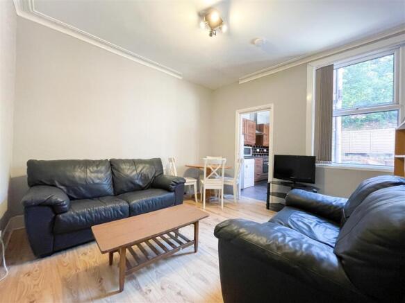 5 bed House to rent Image 8