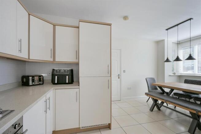 ROUNDBURROW CLOSE, 18 (28).jpg