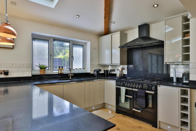6 bed Detached for sale Image 4
