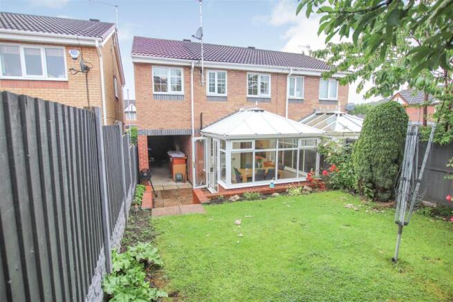 ENCLOSED REAR GARDEN