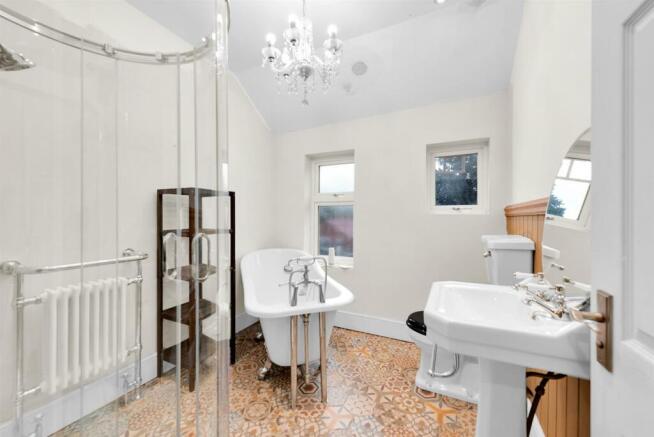 FAMILY BATHROOM