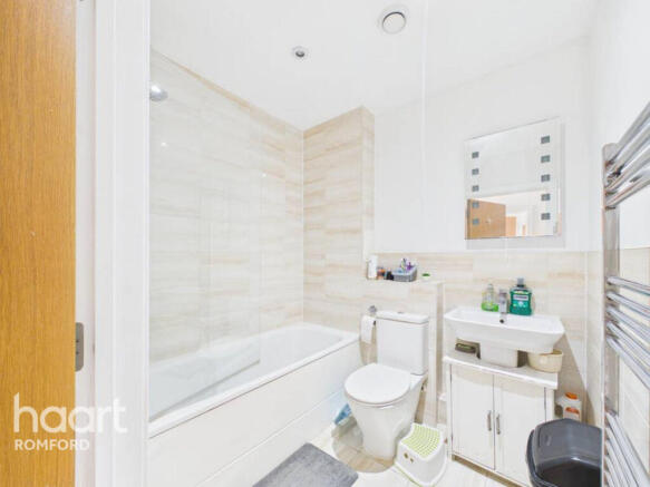 2 Bournebrook Grove, Romford photo 4