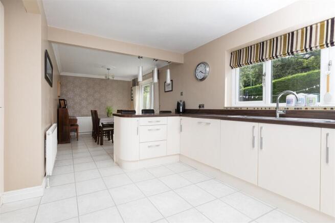 4 bed Detached for sale Image 7
