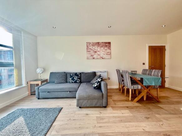 2 bed Apartment to rent Image 6