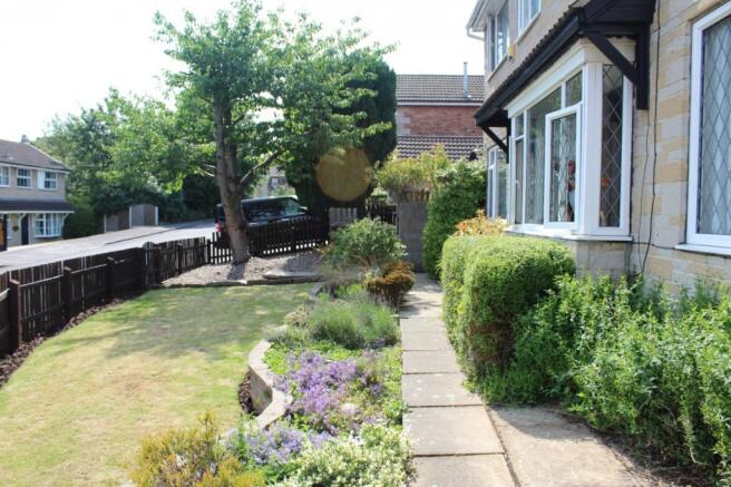 Front Garden Continu