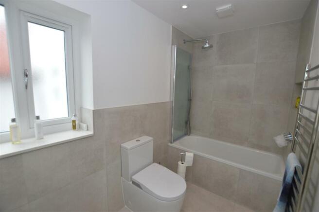 22 Strathearn Ave bathroom2.JPG