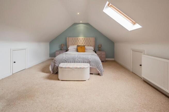 5 bed Detached for sale Image 12