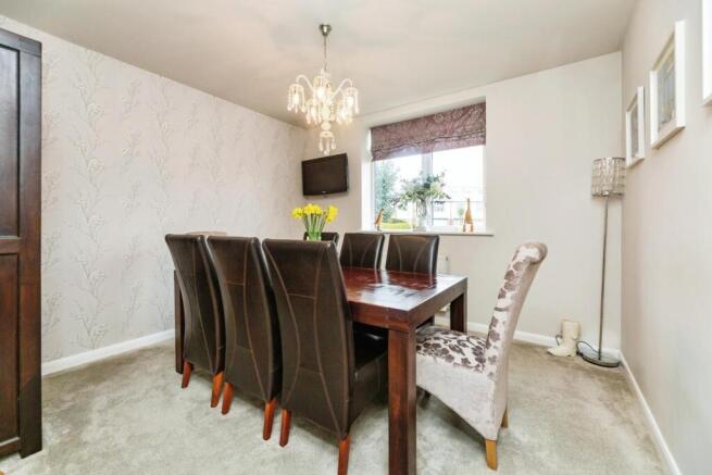 4 bed Semi-Detached for sale Image 8
