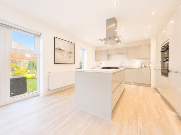 4 bed Detached for sale Image 6