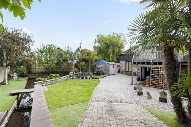Driveway In.jpg