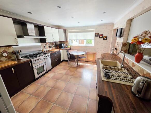 Kitchen 1b.jpg