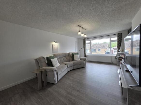 3 bed Semi-Detached Bungalow to rent Image 9