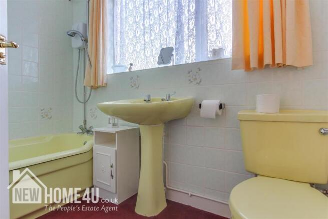 FAMILY BATHROOM: