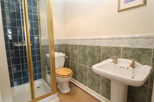EN-SUITE SHOWER ROOM