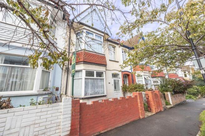 3-bed terraced on HILDAVILLE DRIVE, Westcliff-On-Sea, £300,000