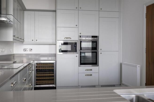 3 bed Apartment to rent Image 10