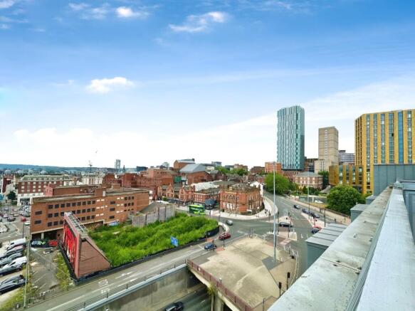 2 bed Penthouse to rent Image 6