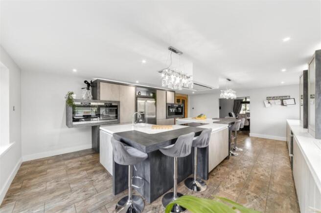 4 bed Detached for sale Image 6