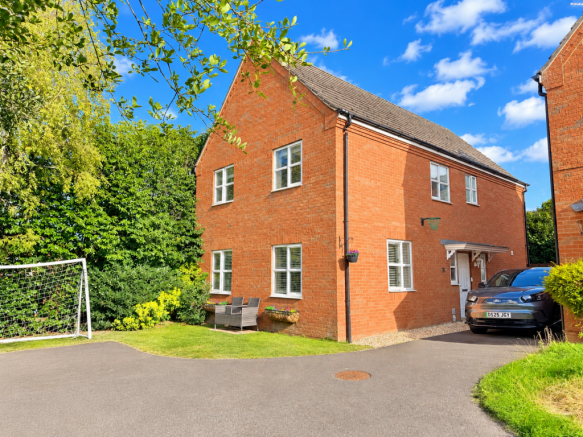 4-bed detached on Chatsworth Road, Corby, NN18 8PE, £400,000