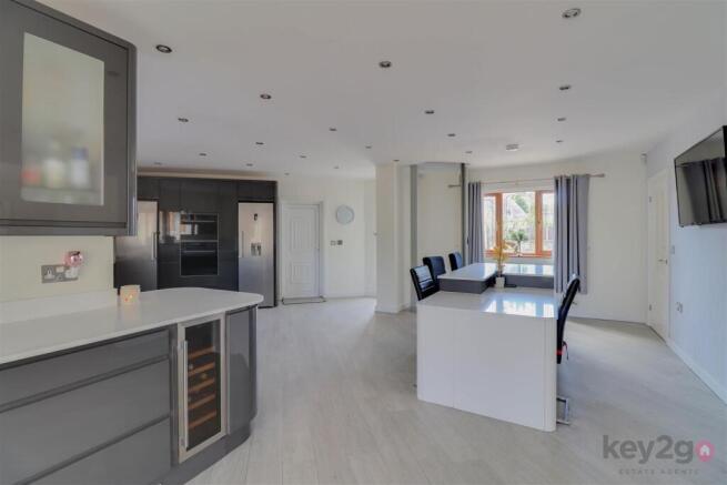 5 bed Detached for sale Image 7