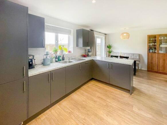 4 bed Detached for sale Image 5