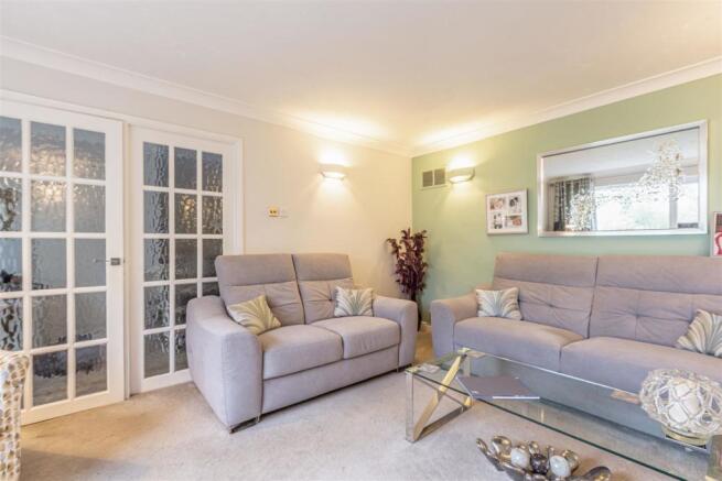 7 Pinewood Park, New Haw, KT15 3BS - 2.jpg
