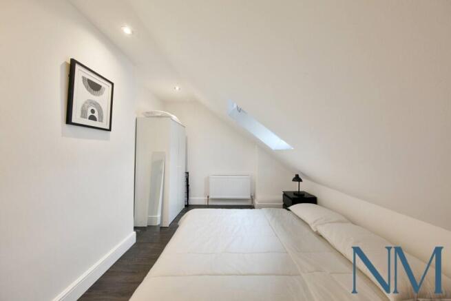 Modern 2-Bed Loft Apartment in Coulsdon | Near St