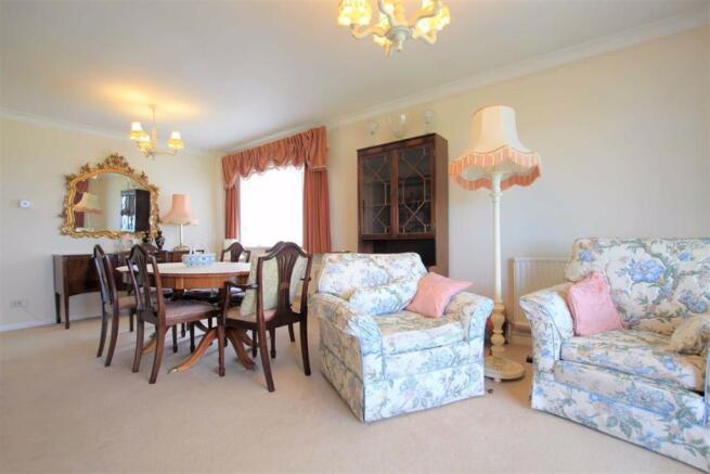 'L' Shape Lounge/ Dining Room