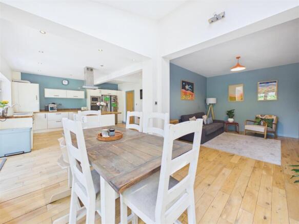 5 bed House for sale Image 6