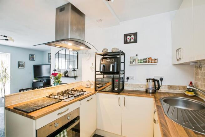 2 bed Flat for sale Image 11