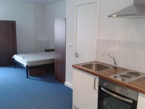 Bright studio with kitchenette and fitted stora...