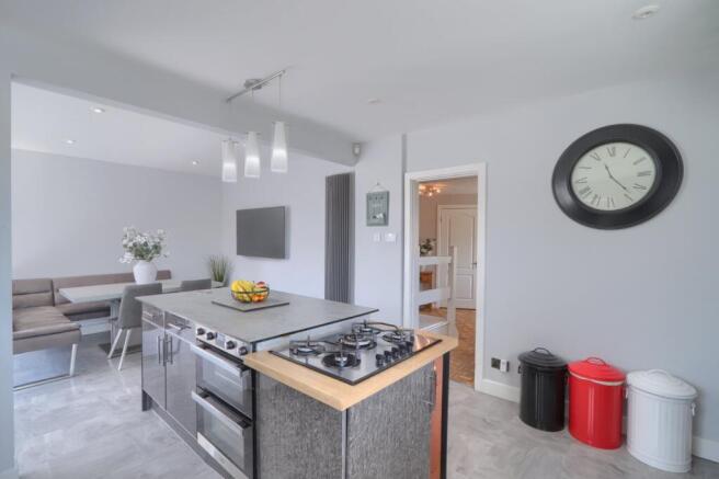 5 bed Detached for sale Image 12