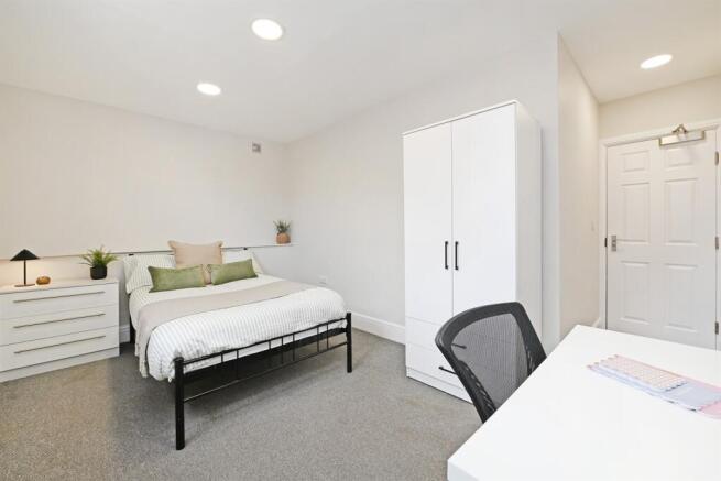 4 bed Apartment to rent Image 12