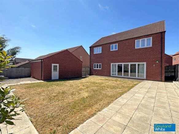 5 bed Detached for sale Image 4