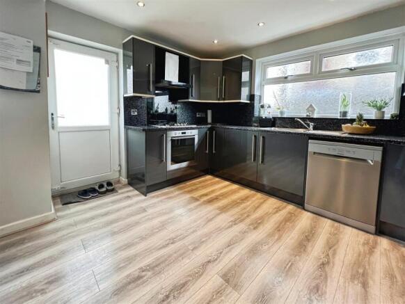 5 bed Semi-Detached for sale Image 8