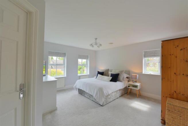 4 bed Detached for sale Image 12